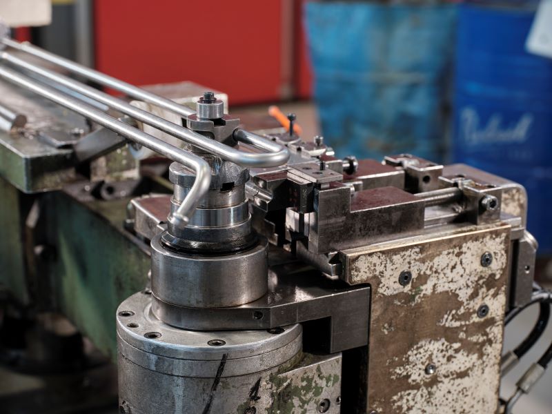 Fase di piegatura tubo sagomato con macchina automatica