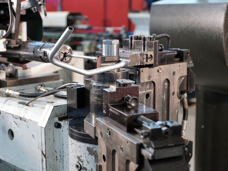 Curvatubi automatica impiegata nella produzione di tubi sagomati