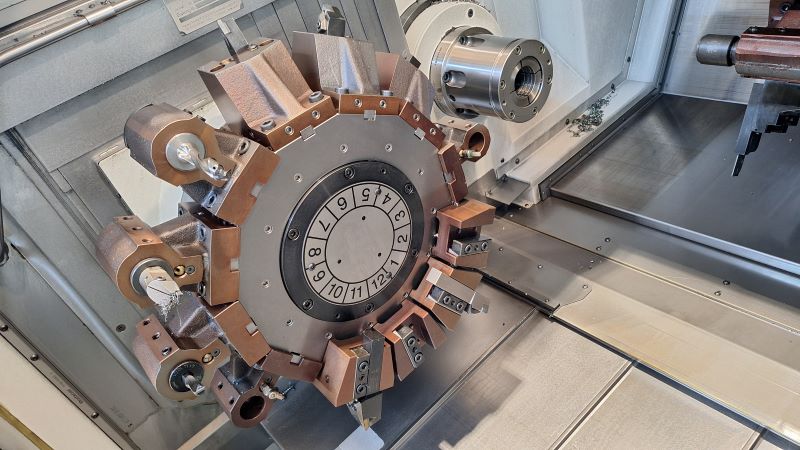 Macchinario CNC per tornitura automatica
